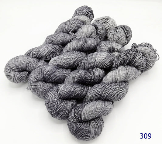 Sockenwolle *Glitzer* handgefärbt  71 Wolle, 24 Polyamid  5 Polyester  100 g   Nr. 309